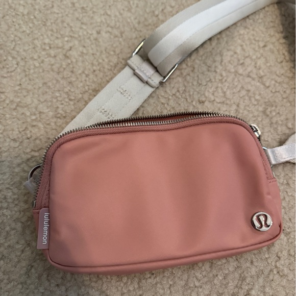 Lululemon Everywhere Crossbody Bag Pink Pastel / White Opal - Picture 3 of 6